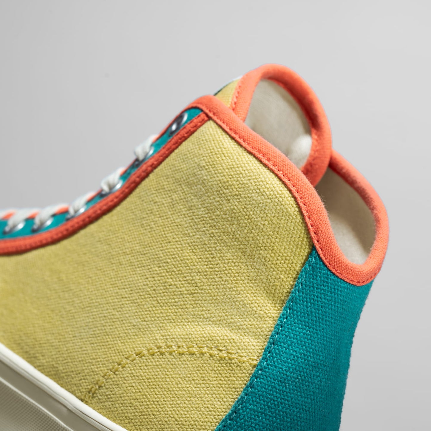 yellow-submarine-urbas-retrospective-mid-top ananas astoud