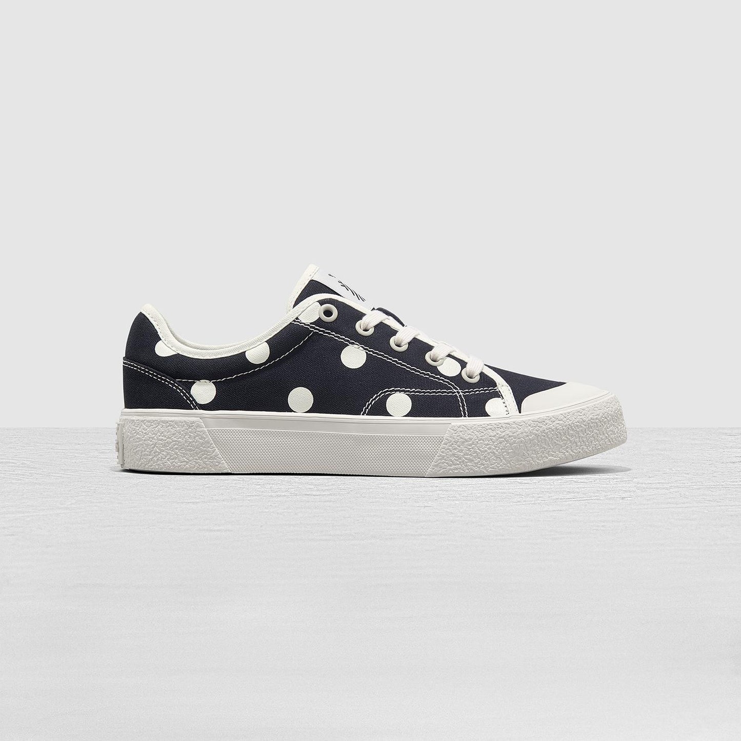 black-pattas-polka-dots-low-top ananas astoud