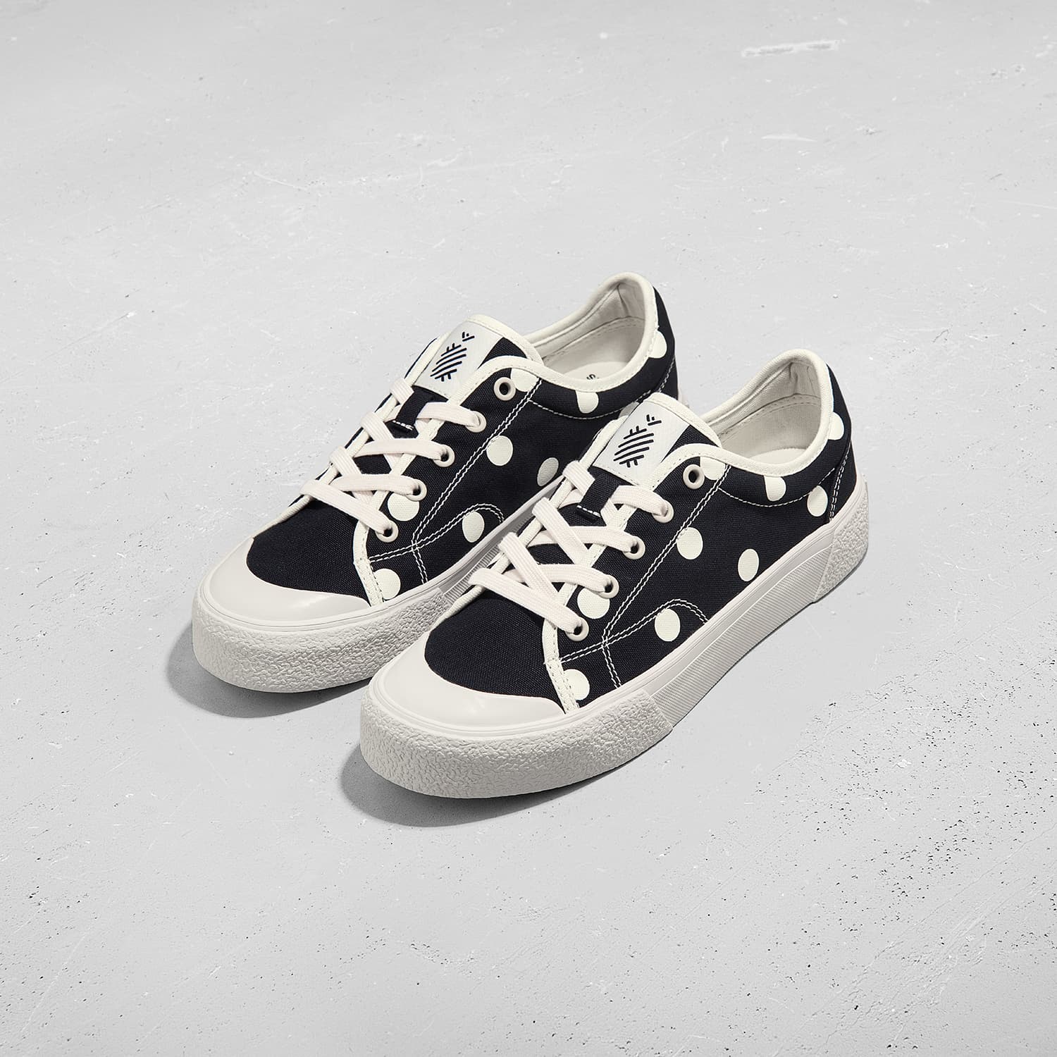 black-pattas-polka-dots-low-top ananas astoud