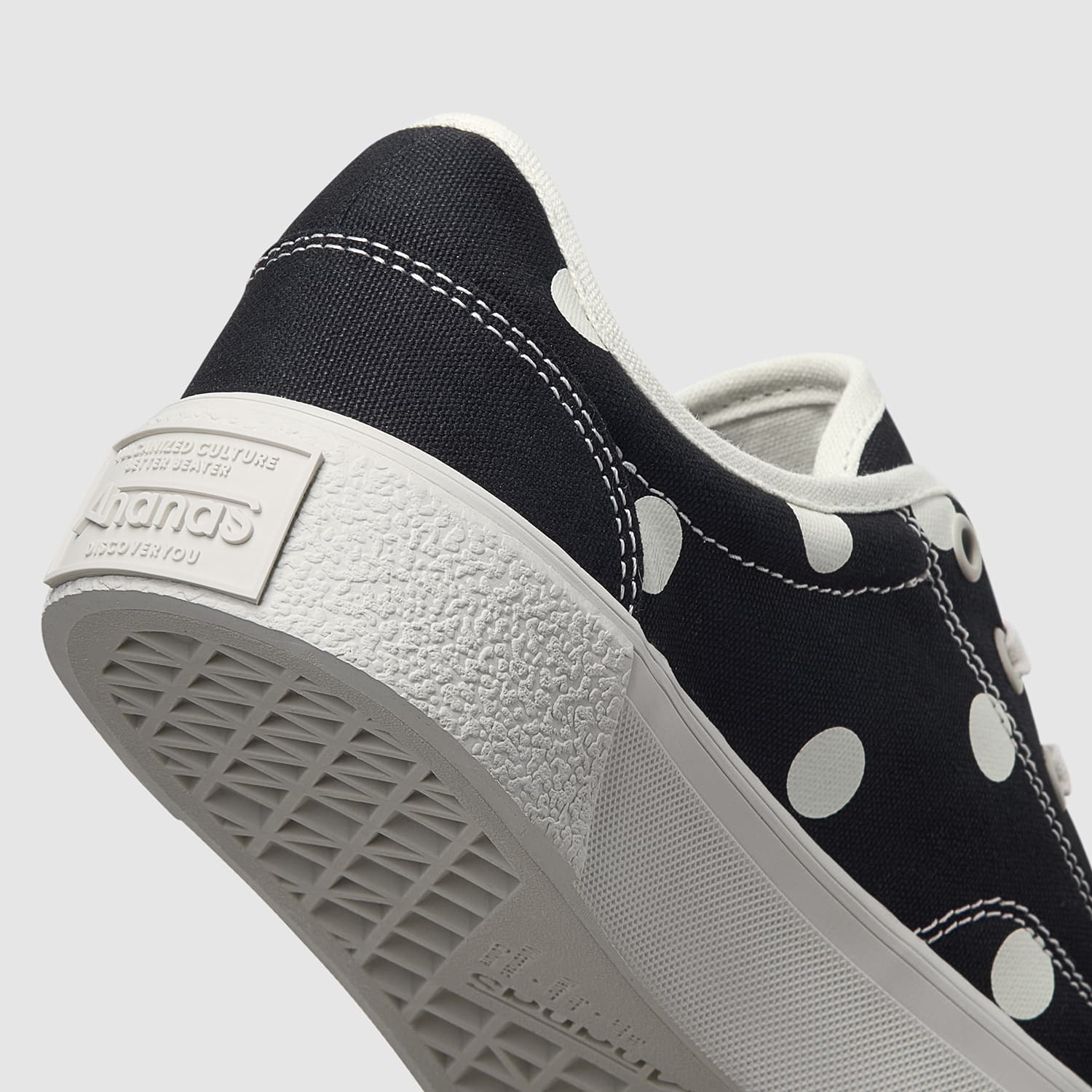 black-pattas-polka-dots-low-top ananas astoud