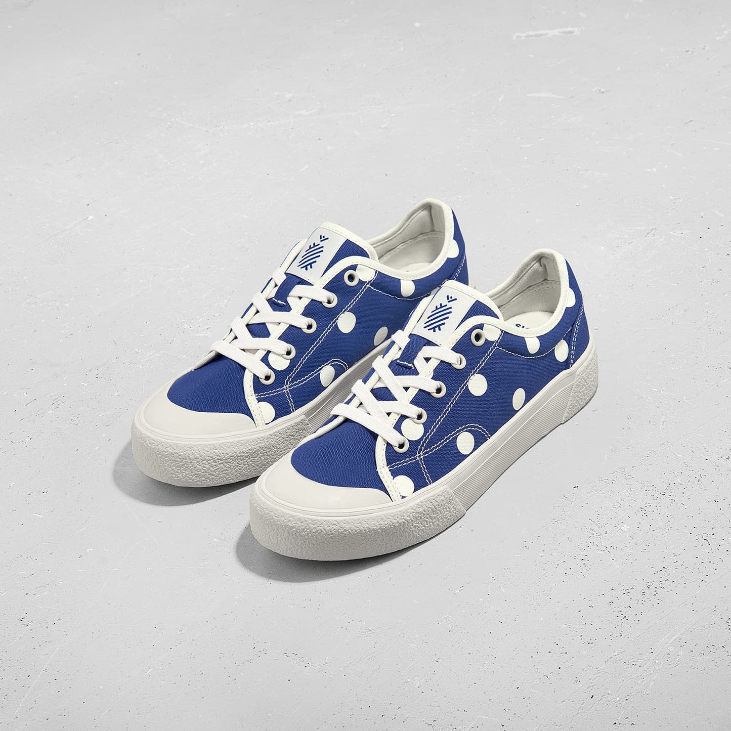 true-blue-pattas-polka-dots-low-top ananas astoud