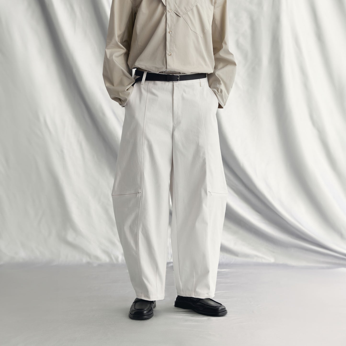 JAKOB PANTS | WHITE made from khaki cotton with an elasticated waistband and knee zippers for adjustable styling.